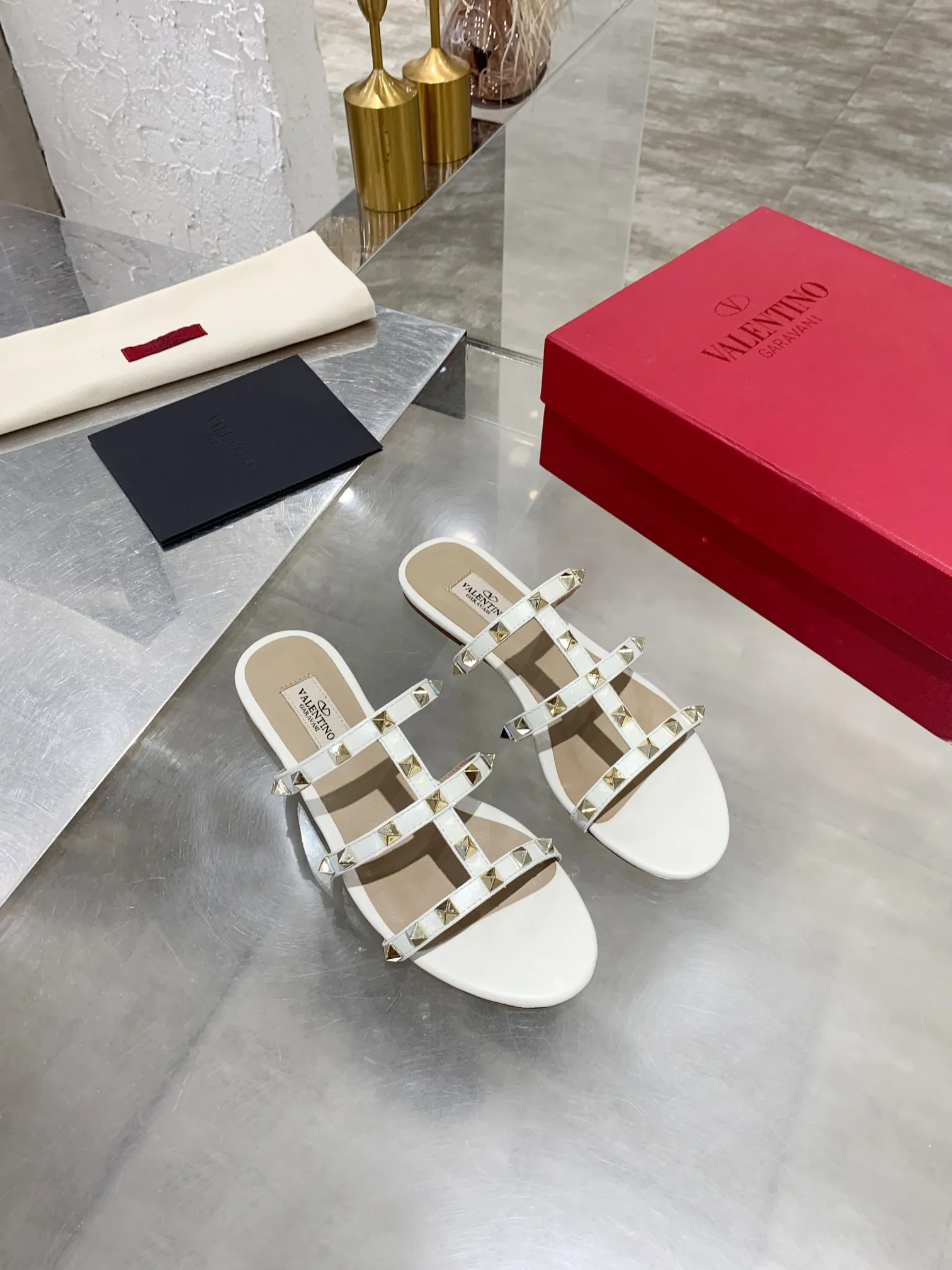 👟👟Ex-factory price 380👟👟 Women's shoes, women's clothing, Valentino studded classic sandals ✔️Mixed-breed sheepskin upper ✔️Mixed-breed sheepskin lining and foot pads ✔️Italian cowhide outsole texture is clear and consistent with the counter ✔️Size 35-40 (34, 41, can be customized and not returned)